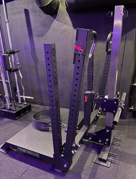Тренажер приседания с поясом Belt Squat Machine