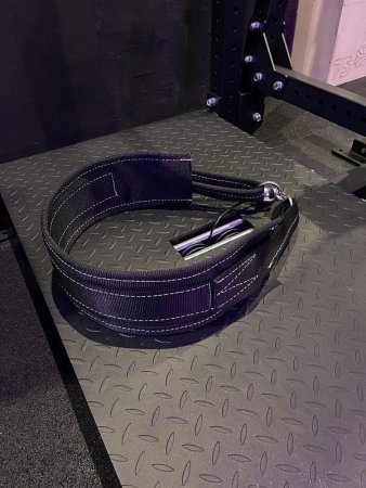 Тренажер приседания с поясом Belt Squat Machine